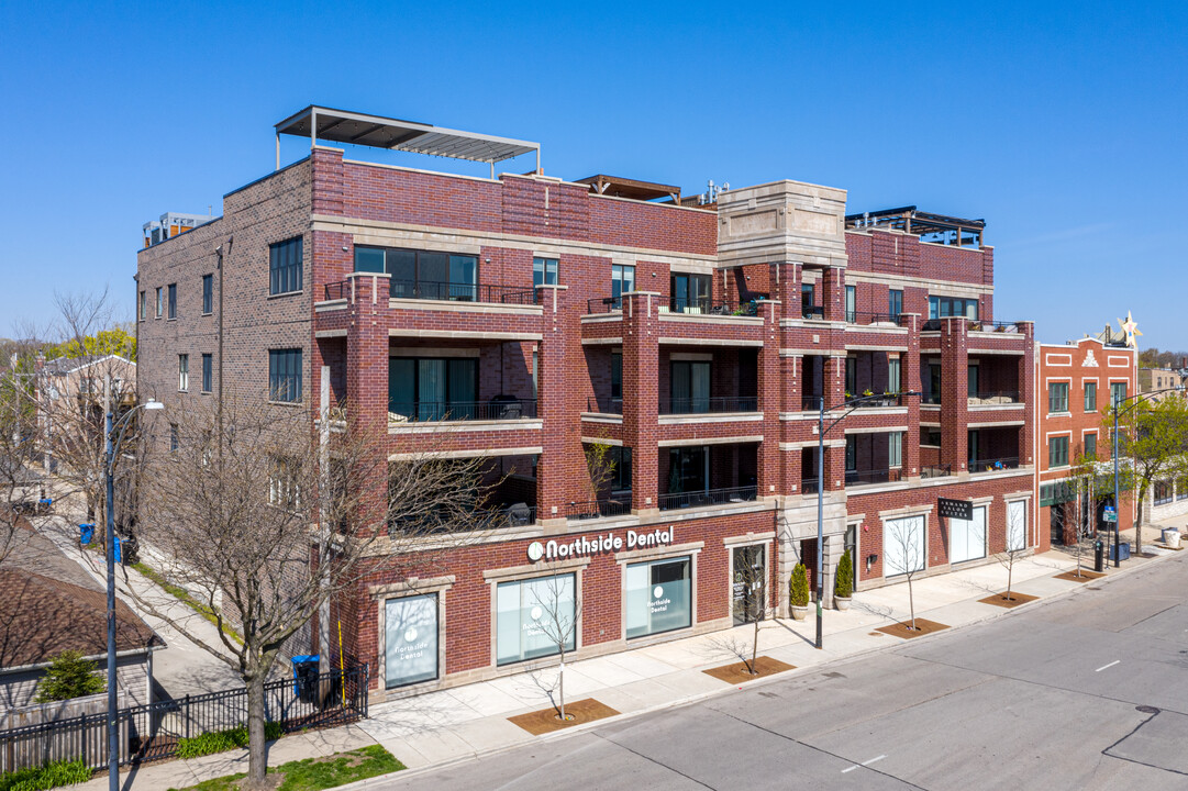 5820 N Clark St in Chicago, IL - Foto de edificio