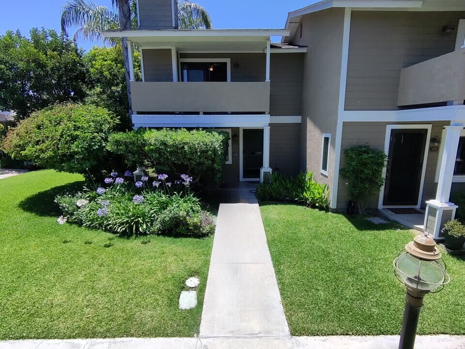 2424 Santa Ana Ave in Costa Mesa, CA - Building Photo