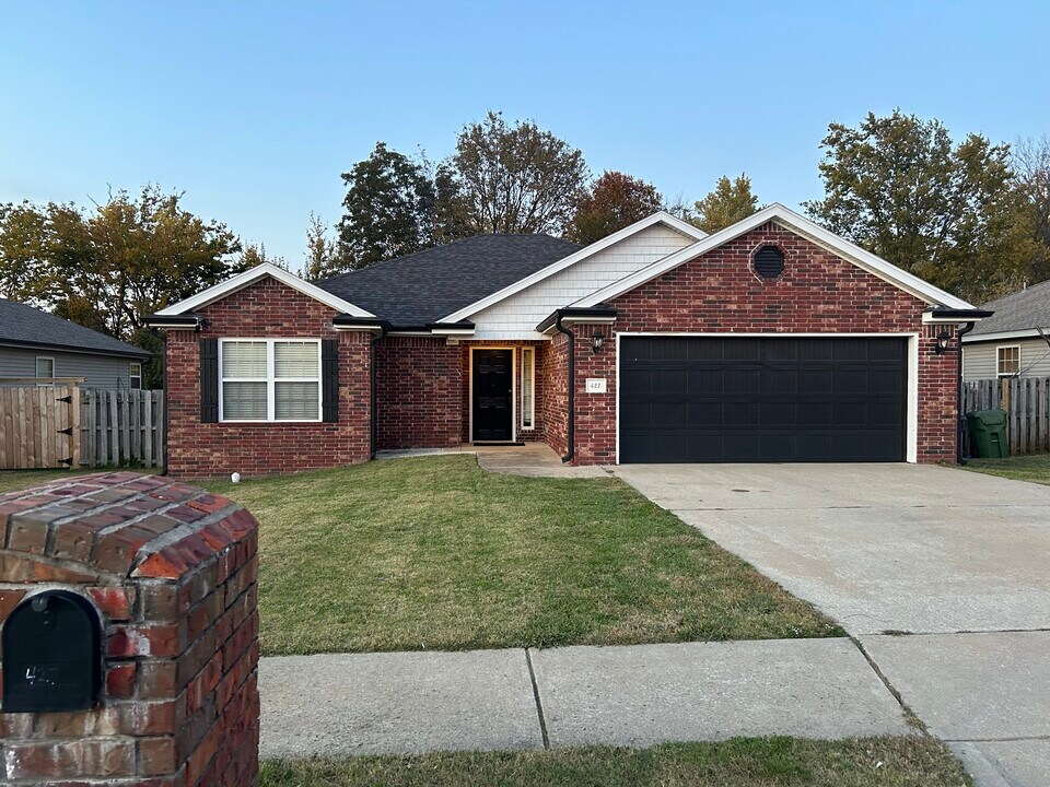 427 E McCann Rd in Rogers, AR - Building Photo