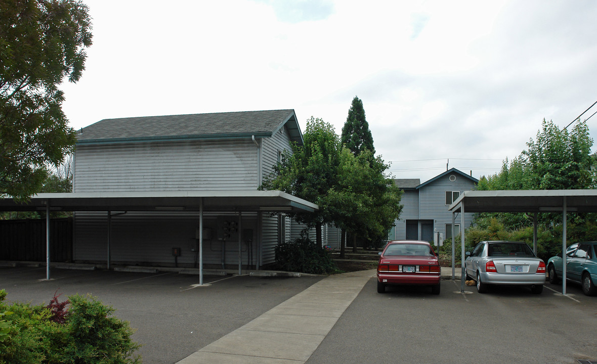 Willow Run Townhouses in Springfield, OR - Building Photo