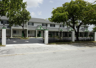 M & M Maison Townhomes in Miami, FL - Building Photo - Building Photo