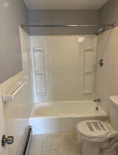 10 Bullocks Point Ave in East Providence, RI - Foto de edificio - Building Photo