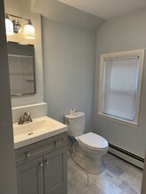667 Main St, Unit 2nd Floor in Dennis, MA - Foto de edificio - Building Photo