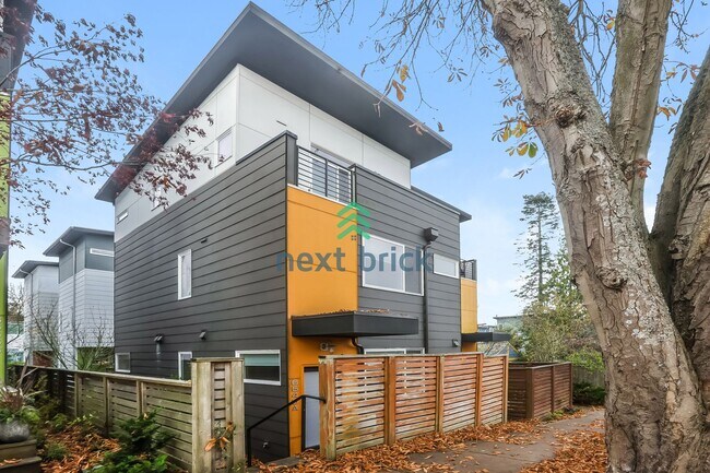 6545 34th Ave SW in Seattle, WA - Building Photo - Building Photo