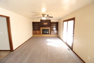 1136 W Johnathan Way in Mustang, OK - Foto de edificio - Building Photo