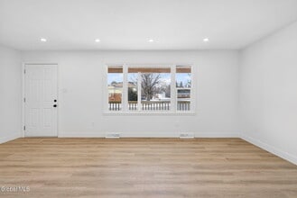 10 Derry Ln in Latham, NY - Building Photo - Building Photo