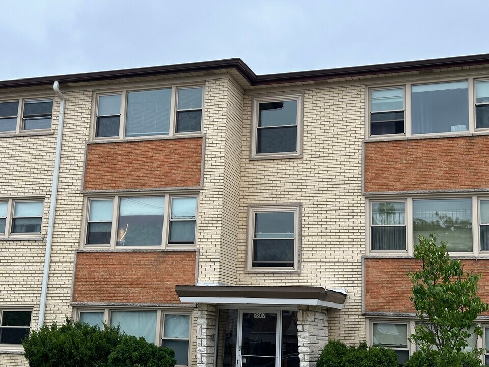 2807 N McVicker Ave in Chicago, IL - Building Photo