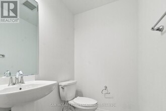 70 Huguenot Rd in Oakville, ON - Building Photo - Building Photo