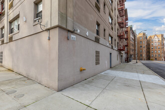 Parkcrest East in Yonkers, NY - Building Photo - Building Photo