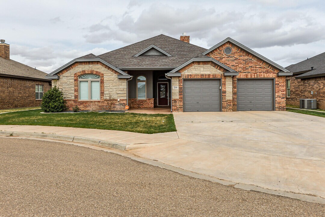 208 Berkshire Ave in Wolfforth, TX - Building Photo