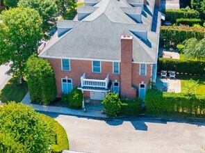 97 Coopers Farm Rd in Southampton, NY - Building Photo - Building Photo