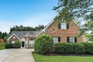 3815 Hawk Tail Dr in Loganville, GA - Building Photo
