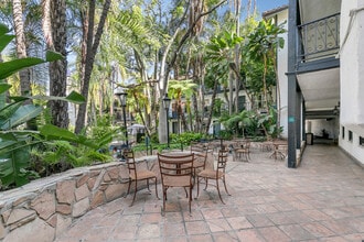 Vanllee in Covina, CA - Foto de edificio - Building Photo