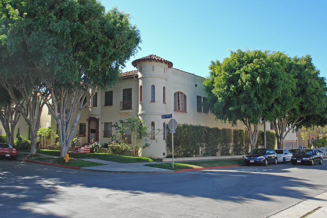 367 N Sierra Bonita Ave in Los Angeles, CA - Foto de edificio