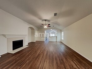 20111 Niagara Falls Dr in Tomball, TX - Foto de edificio - Building Photo