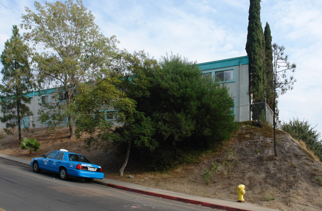 1855 Bayview Heights Dr in San Diego, CA - Foto de edificio - Building Photo