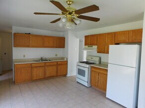 163 Tealwood Rd in Montgomery, IL - Building Photo - Building Photo