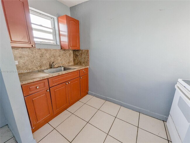 1736 NW 19th St in Miami, FL - Building Photo - Building Photo