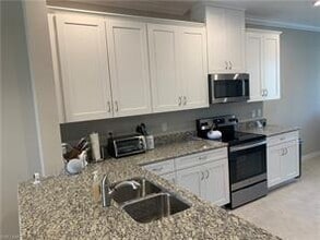 9393 Pocida Ct-Unit -101 in Naples, FL - Foto de edificio - Building Photo