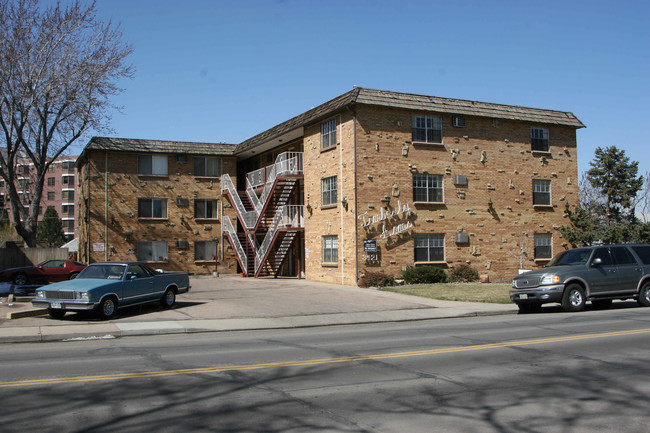 Swedish Plaza in Englewood, CO - Foto de edificio - Building Photo