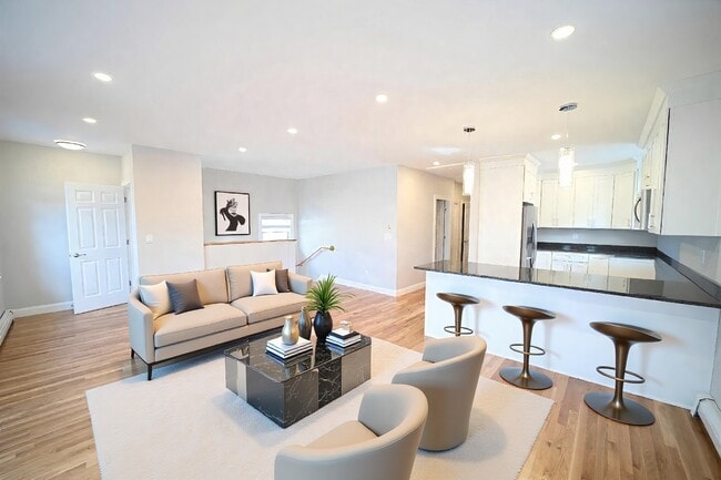 19 Roberts St, Unit 19 Roberts Street in Brookline, MA - Foto de edificio - Building Photo