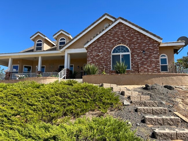 10281 Whitehaven St in Oak Hills, CA - Building Photo - Building Photo