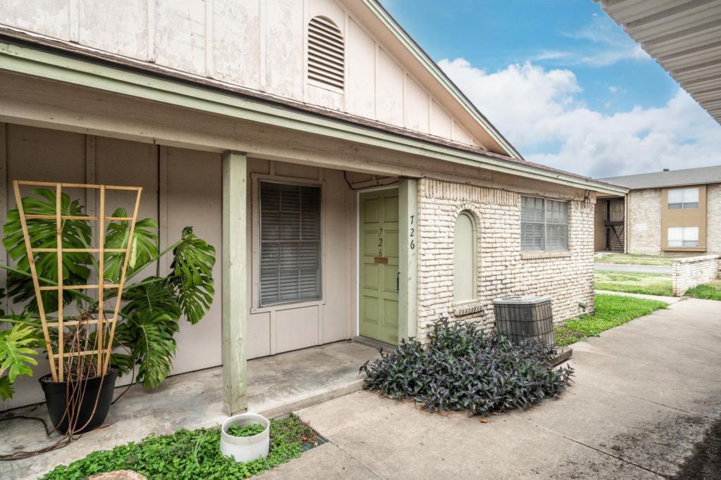 726 E Pecan St in Hurst, TX - Foto de edificio