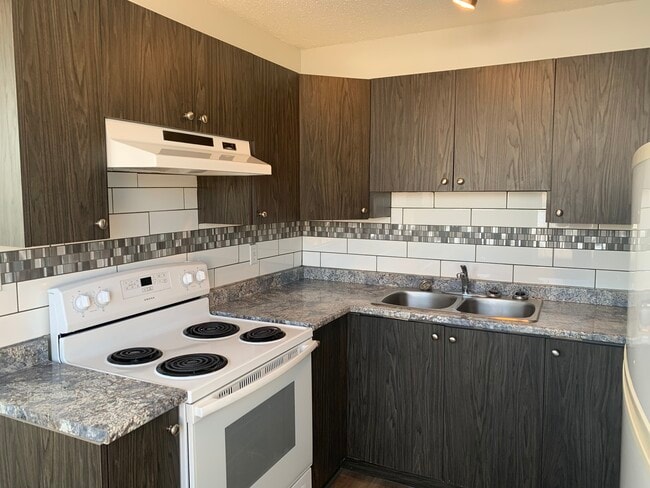 Hermitage Park in Edmonton, AB - Building Photo - Building Photo