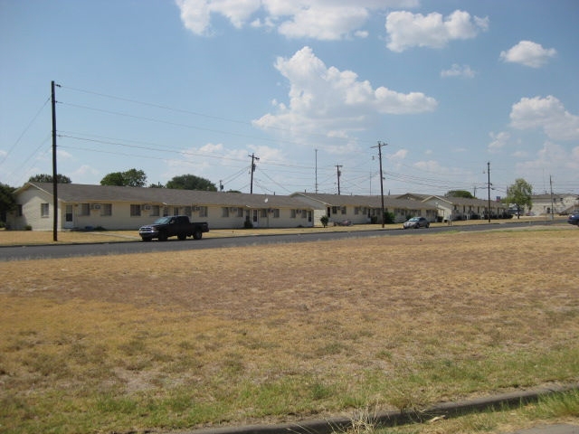 Courtyard Apartments in Waco, TX - Building Photo