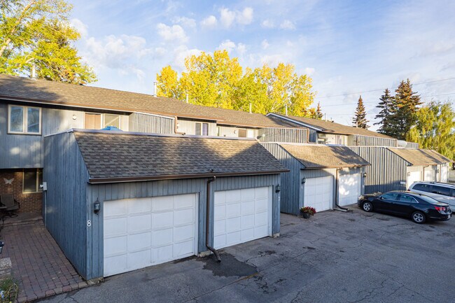 803 Varsity Estates Dr NW in Calgary, AB - Building Photo - Building Photo