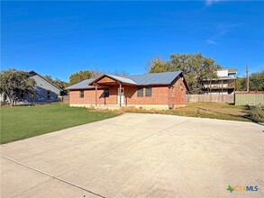 1616 Lonesome in Canyon Lake, TX - Foto de edificio - Building Photo