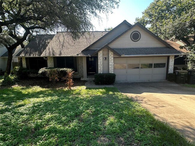 6811 Luckenbach Ln in Austin, TX - Foto de edificio - Building Photo