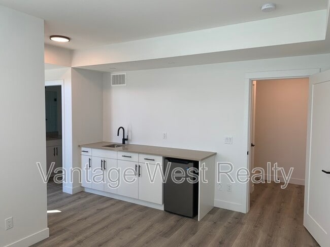 610-35610 Academy Way in Kelowna, BC - Building Photo - Building Photo