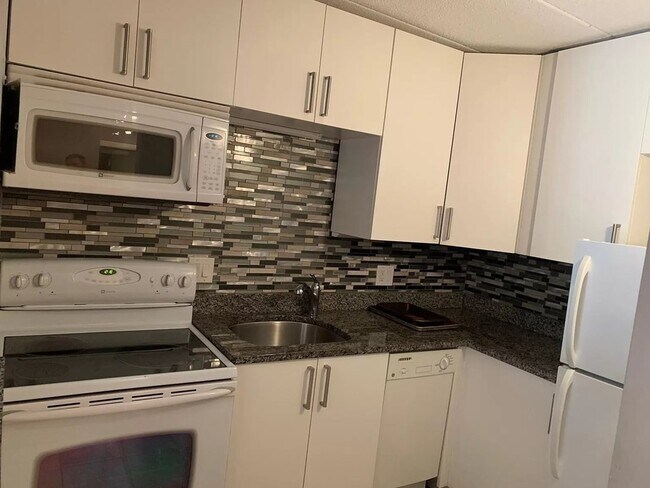 40 High St-Unit -308 in Dedham, MA - Building Photo - Building Photo