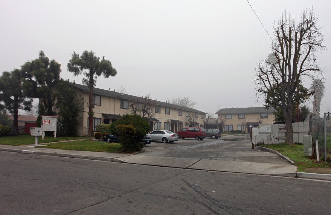 122 Clifford Ave in Turlock, CA - Foto de edificio