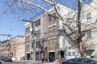 374 7th St in Jersey City, NJ - Building Photo - Building Photo