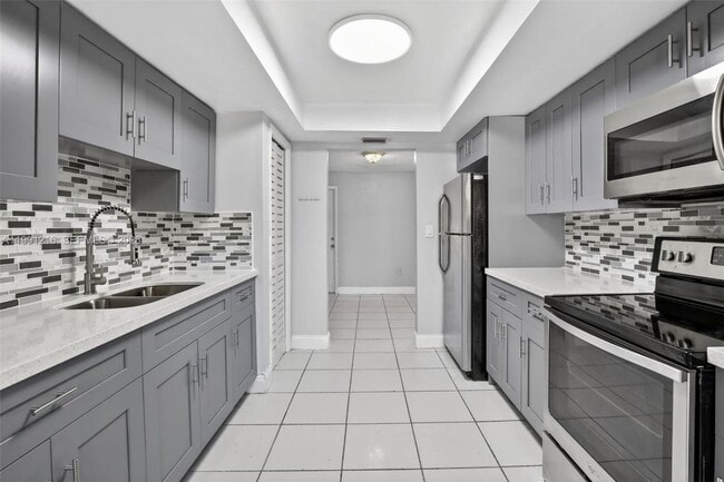 2521 NW 72nd Ave in Sunrise, FL - Building Photo - Building Photo