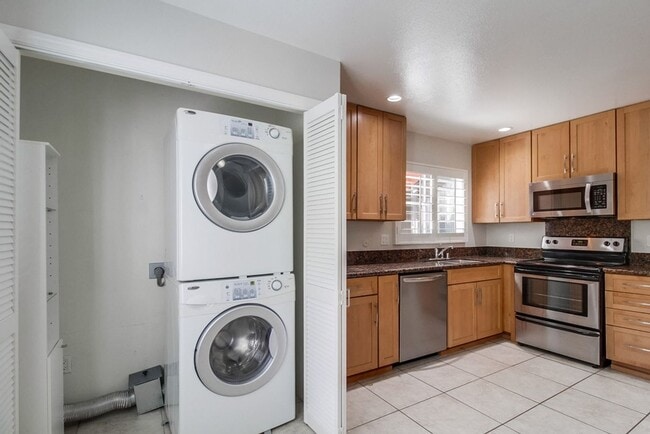 5543 Adobe Falls Rd-Unit -Adobe Falls in San Diego, CA - Building Photo - Building Photo