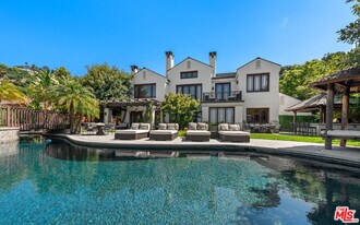 13947 Durham Rd in Beverly Hills, CA - Building Photo