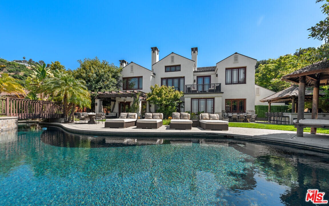 13947 Durham Rd in Beverly Hills, CA - Building Photo