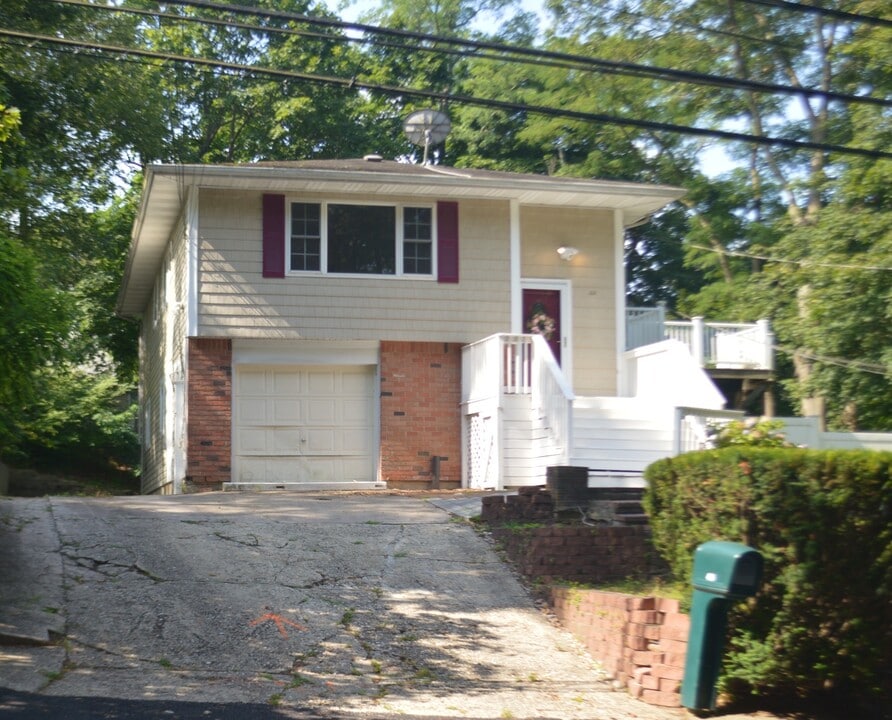 44 Lake Ter in Ronkonkoma, NY - Building Photo