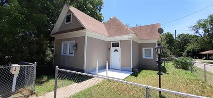 214 E Wilson St in Cleburne, TX - Building Photo - Building Photo
