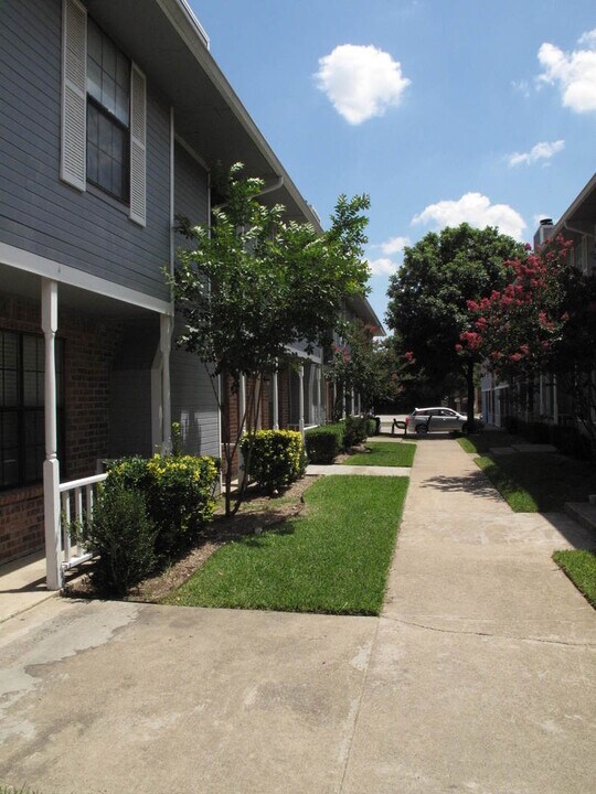 929 W Hickory St, Unit RHICK in Denton, TX - Building Photo
