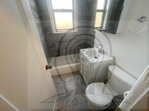 1369 W Estes Ave in Chicago, IL - Building Photo - Building Photo
