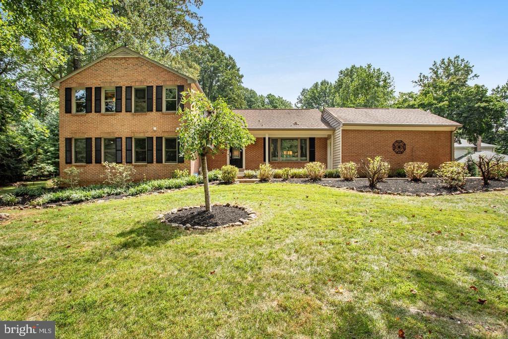 931 Welham Green Rd in Great Falls, VA - Building Photo