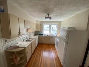144 Russell St, Unit 1 in Worcester, MA - Foto de edificio - Building Photo