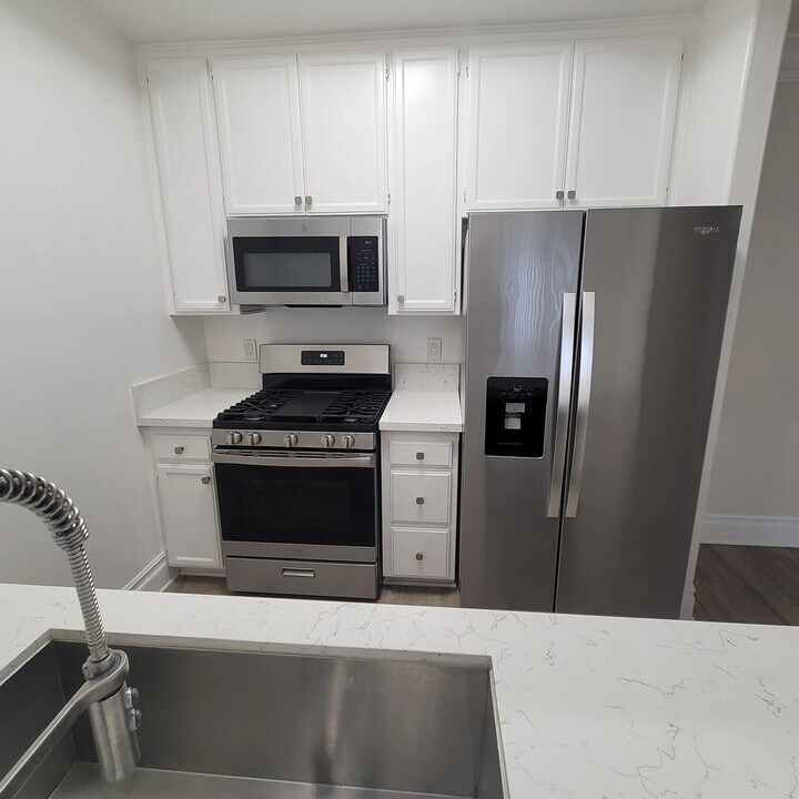 2669 S Barrington Ave in Los Angeles, CA - Building Photo