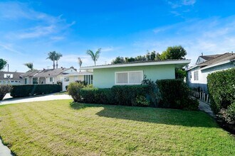 7335 Donna Ave in Reseda, CA - Foto de edificio - Building Photo