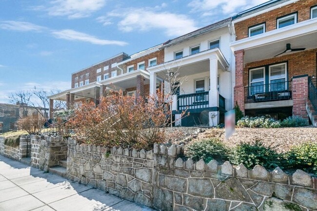 251 16th St SE in Washington, DC - Building Photo - Building Photo