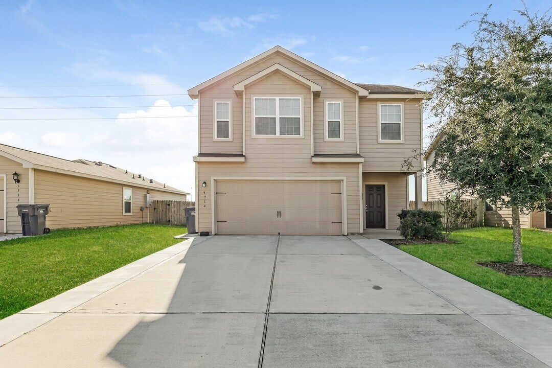 5914 Golden Cove Rd in Baytown, TX - Building Photo